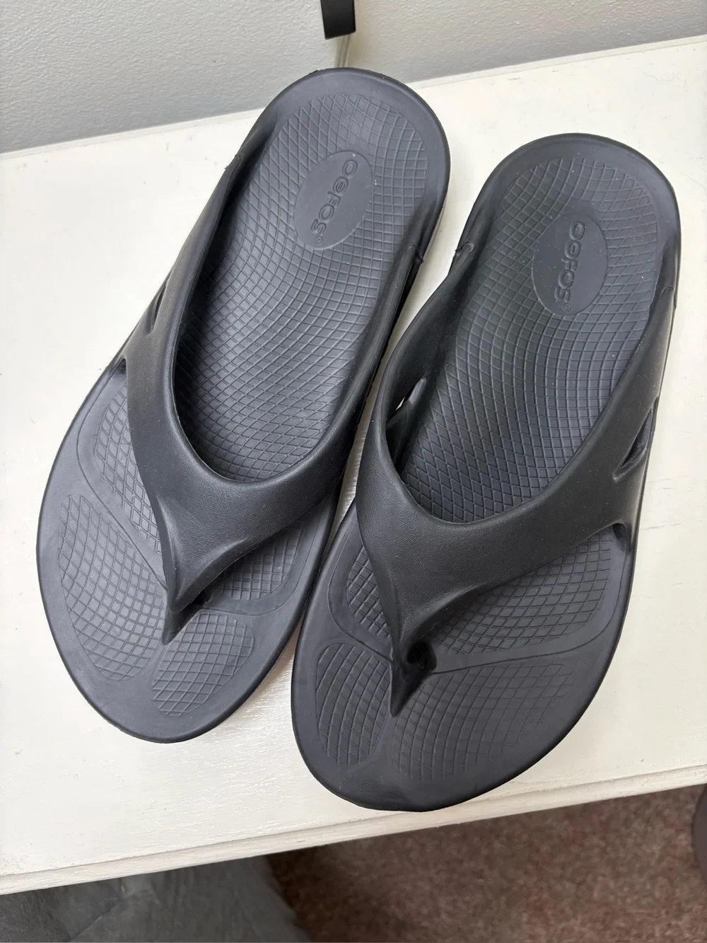 OOFOS Adults' OOriginal Recovery Sandals. Size M9/W11.